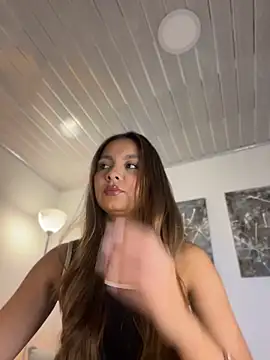 Snapshot of Nicollewest1 chatting on July 5, 2026, 8:05 pm Nicollewest1 online show from July 5, 2026, 8:05 pm