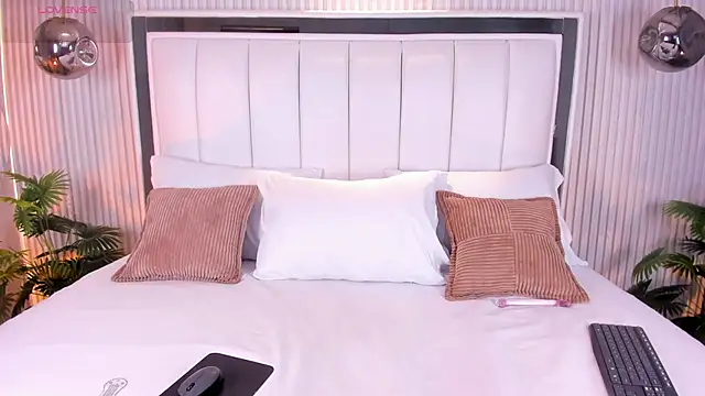 FiorelaSton online show from April 16, 2026, 4:13 am