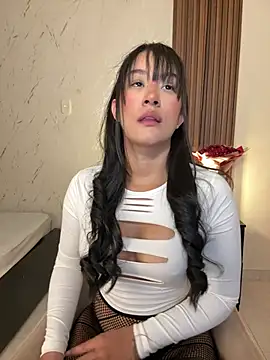 Alannadumont  online show from April 3, 2026, 7:42 pm