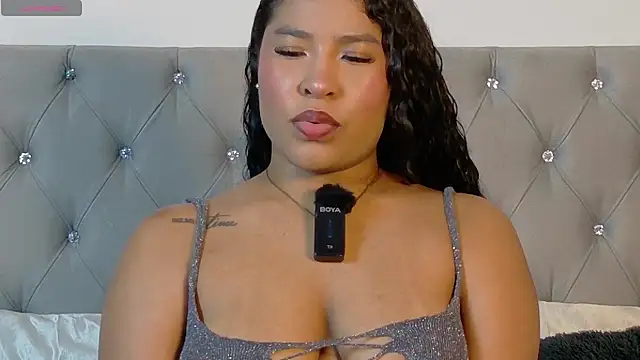 izzybelmonth12 online show from June 26, 2026, 8:25 pm