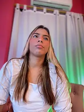 Snapshot of MiaSizzle chatting on February 4, 2026, 1:28 pm MiaSizzle online show from February 4, 2026, 1:28 pm