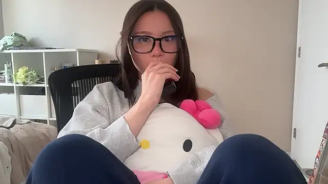 Snapshot of luvvivii chatting on April 28, 2026, 6:34 pm luvvivii online show from April 28, 2026, 6:34 pm