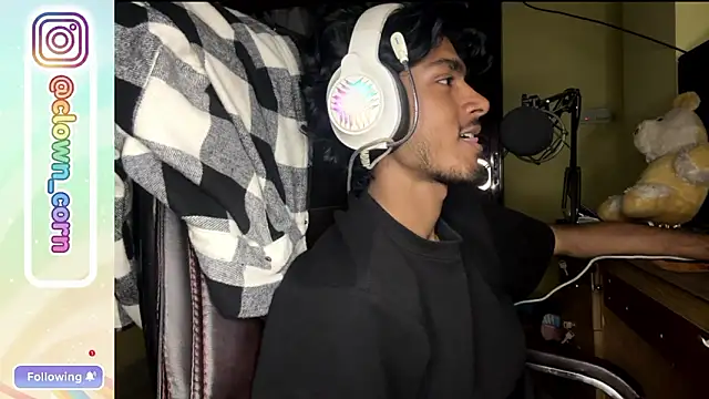 Snapshot of tooexpensive chatting on February 1, 2026, 7:56 pm tooexpensive online show from February 1, 2026, 7:56 pm