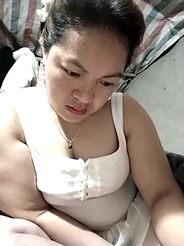 Snapshot of Lucky_cutee chatting on February 24, 2026, 12:33 am Lucky cutee online show from February 24, 2026, 12:33 am