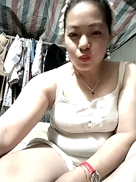 Snapshot of Lucky_cutee chatting on February 15, 2026, 12:00 am Lucky cutee online show from February 15, 2026, 12:00 am