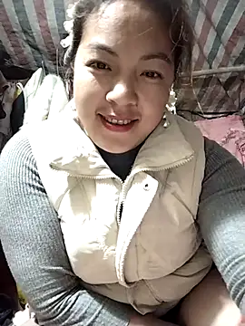 Snapshot of Lucky_cutee chatting on February 23, 2026, 12:28 pm Lucky cutee online show from February 23, 2026, 12:28 pm