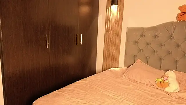 cute emmma online show from April 17, 2026, 11:02 am