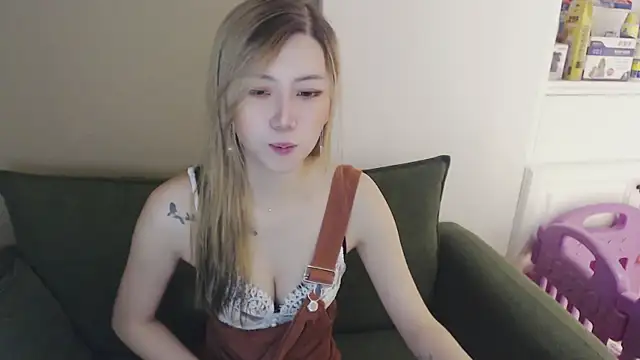Snapshot of whitecat13 chatting on April 21, 2026, 11:17 am whitecat13 online show from April 21, 2026, 11:17 am