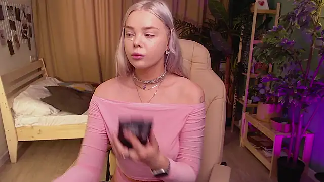 Leslie Caronn online show from February 16, 2026, 7:51 am