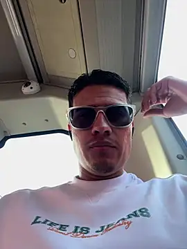 Snapshot of Latin_Paisa_Boy chatting on February 28, 2026, 1:00 pm Latin Paisa Boy online show from February 28, 2026, 1:00 pm