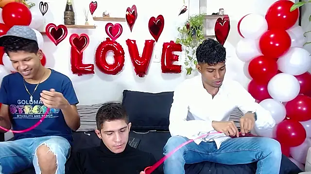 Snapshot of Interracial_Snow_Bunny chatting on February 14, 2026, 11:27 pm Interracial Snow Bunny online show from February 14, 2026, 11:27 pm