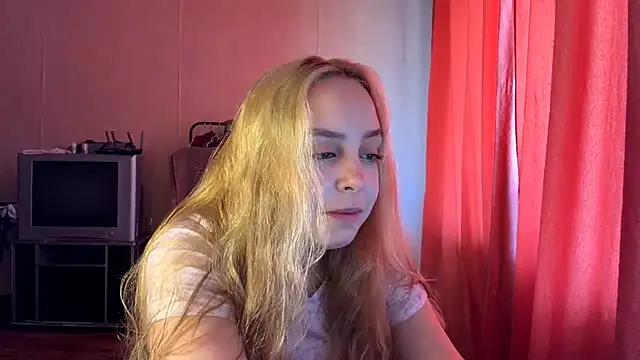 Snapshot of ZoraDearmon chatting on August 3, 2026, 9:04 am ZoraDearmon online show from August 3, 2026, 9:04 am