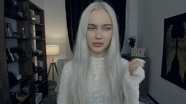 KristalCrowner online show from February 13, 2026, 7:36 pm