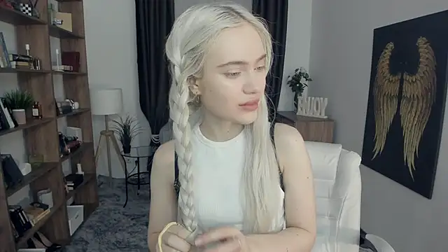 KristalCrowner online show from March 1, 2026, 7:36 pm