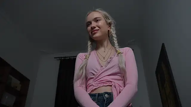 KristalCrowner online show from March 29, 2026, 7:48 pm