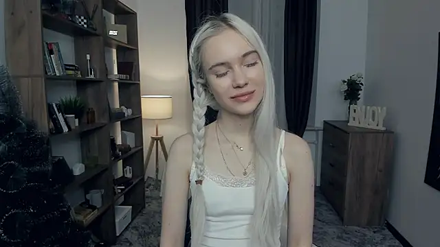 KristalCrowner online show from February 1, 2026, 7:34 pm