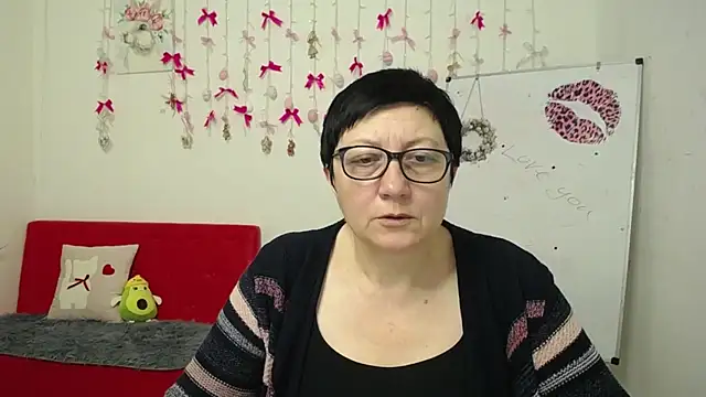 EmilyL0ve online show from April 10, 2026, 5:20 pm