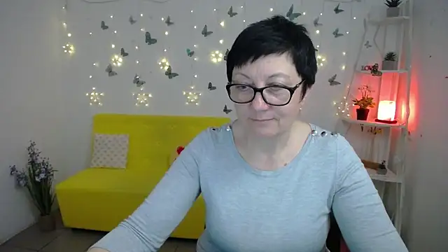 EmilyL0ve online show from April 16, 2026, 5:25 pm