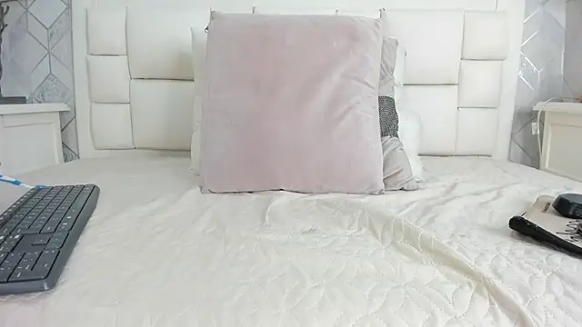 laura rouse7 online show from February 5, 2026, 7:43 pm