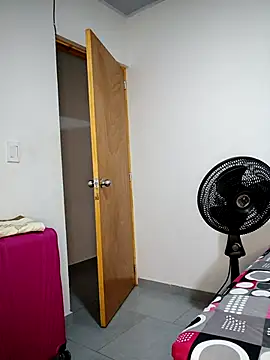 IIv0ryN0IIReX-XX online show from February 18, 2026, 12:23 pm