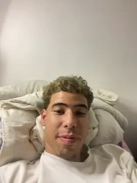 lzinho9153 online show from March 6, 2026, 11:44 pm