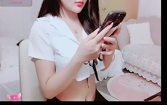 Snapshot of Junnatalie__ chatting on May 17, 2026, 6:13 am Junnatalie online show from May 17, 2026, 6:13 am