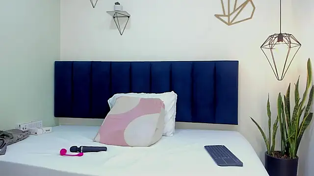 mayaevansmg online show from February 20, 2026, 12:18 pm