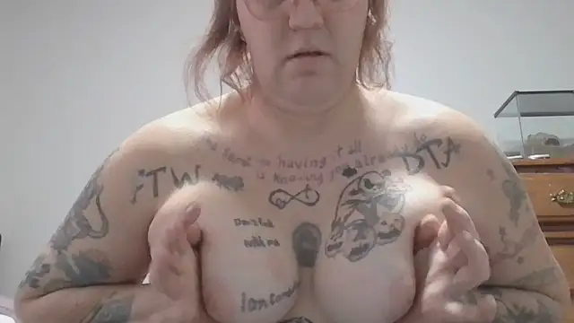 Snapshot of Flutterfli chatting on January 8, 2026, 4:35 pm Flutterfli online show from January 8, 2026, 4:35 pm