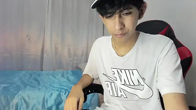 Snapshot of julian_xx chatting on May 4, 2026, 7:17 pm julian xx online show from May 4, 2026, 7:17 pm