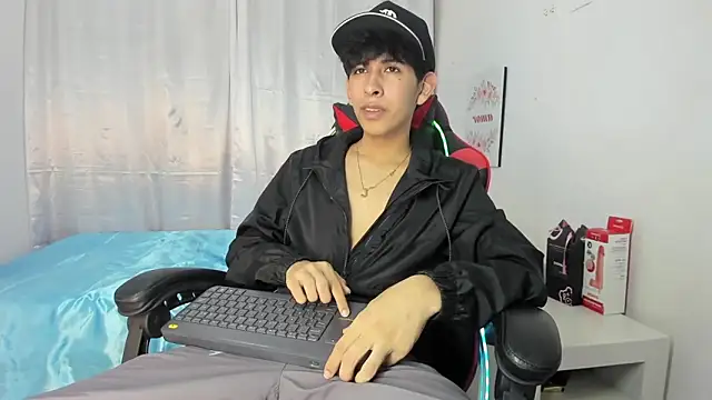 Snapshot of julian_xx chatting on May 1, 2026, 7:08 pm julian xx online show from May 1, 2026, 7:08 pm