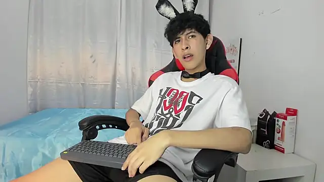 Snapshot of julian_xx chatting on May 2, 2026, 7:30 pm julian xx online show from May 2, 2026, 7:30 pm