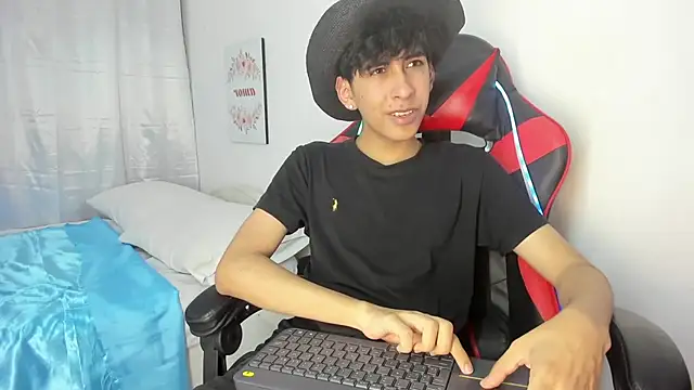 Snapshot of julian_xx chatting on April 28, 2026, 7:07 pm julian xx online show from April 28, 2026, 7:07 pm