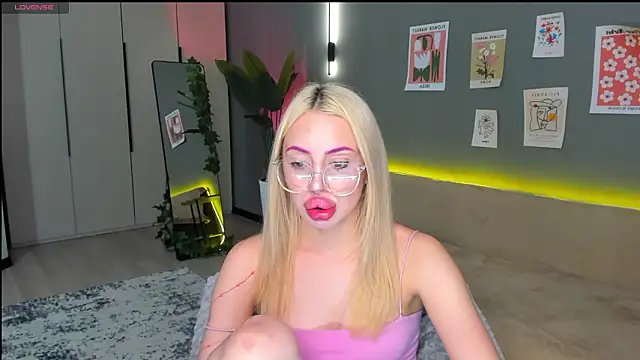 Luna Beverly online show from March 3, 2026, 8:05 pm