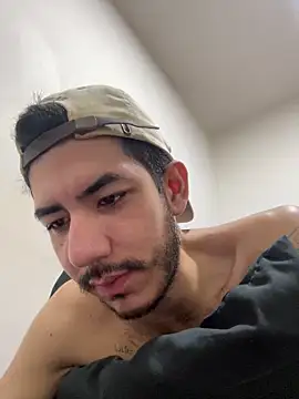 Snapshot of vinihfeh chatting on February 3, 2026, 6:33 am vinihfeh online show from February 3, 2026, 6:33 am