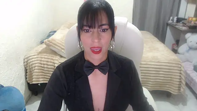 ilairahot online show from April 10, 2026, 8:27 pm