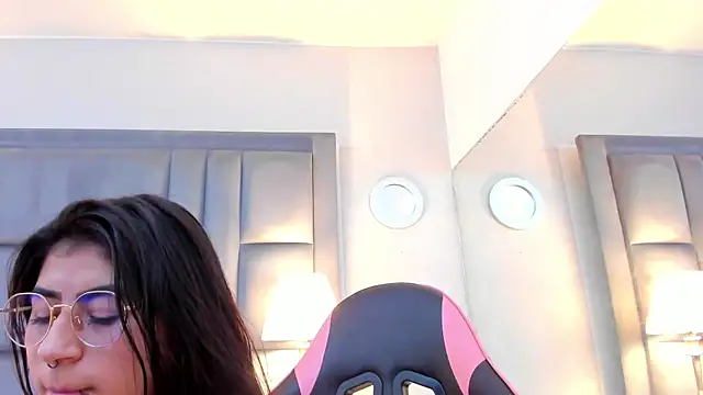 ScarletJons online show from July 5, 2026, 4:19 am
