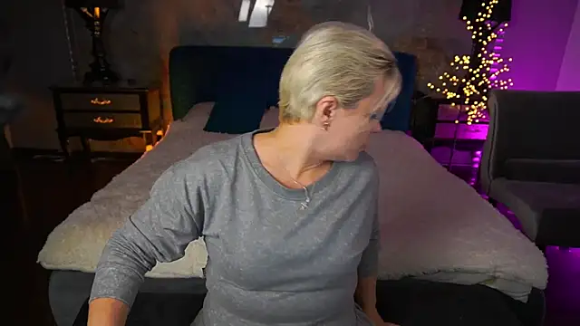 Snapshot of CrystalVibe chatting on May 14, 2026, 5:48 am CrystalVibe online show from May 14, 2026, 5:48 am