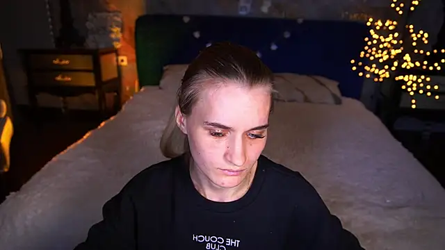 DiamondNina online show from April 13, 2026, 1:37 pm