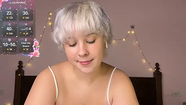 Snapshot of EvaSuunny chatting on February 15, 2026, 5:01 pm EvaSuunny online show from February 15, 2026, 5:01 pm