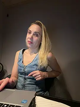 Snapshot of ElenaWhitmore chatting on June 17, 2026, 10:30 pm ElenaWhitmore online show from June 17, 2026, 10:30 pm