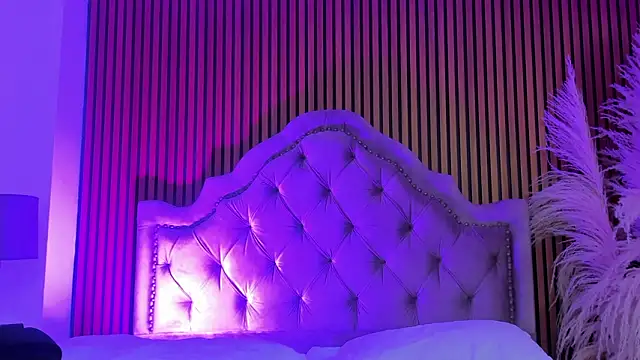 Violett hott  online show from February 15, 2026, 12:48 pm