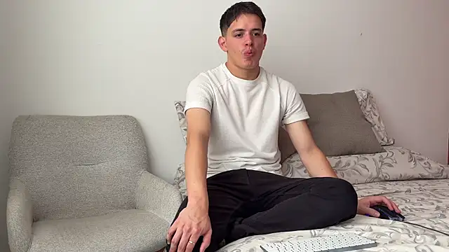 Snapshot of Enzho_liam chatting on July 2, 2026, 3:29 pm Enzho liam online show from July 2, 2026, 3:29 pm