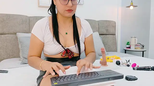 Snapshot of AlmaRose_ chatting on May 14, 2026, 1:08 pm AlmaRose online show from May 14, 2026, 1:08 pm