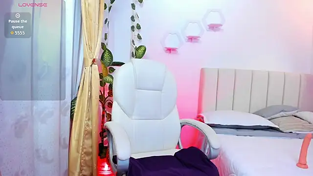 emily7  online show from January 14, 2026, 9:18 pm