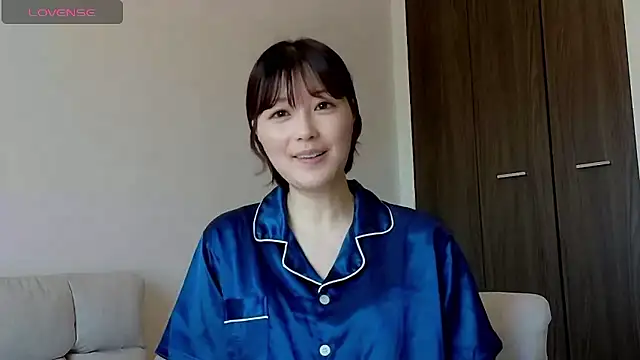isshiki00 online show from May 17, 2026, 2:11 am