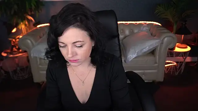 Dafni Monn online show from April 1, 2026, 5:42 am