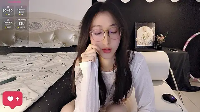 Snapshot of Queenbb88 chatting on March 23, 2026, 12:38 pm Queenbb88 online show from March 23, 2026, 12:38 pm