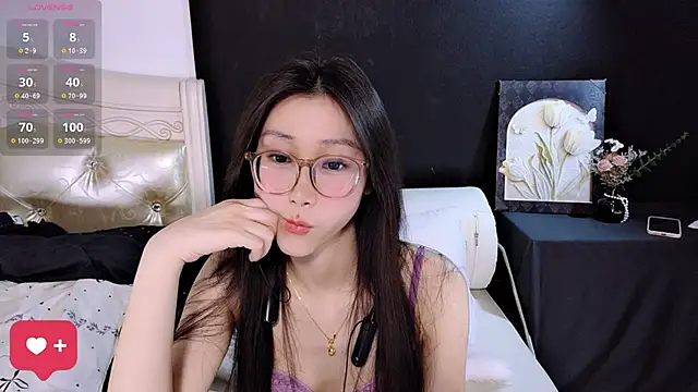 Snapshot of Queenbb88 chatting on April 19, 2026, 11:44 am Queenbb88 online show from April 19, 2026, 11:44 am