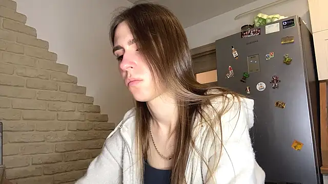 ElsieKuhlmann online show from April 16, 2026, 9:39 pm