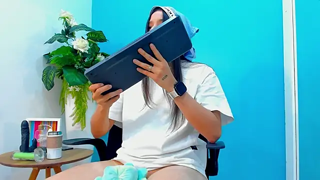 ViictoriiaSaenz online show from March 2, 2026, 7:15 am